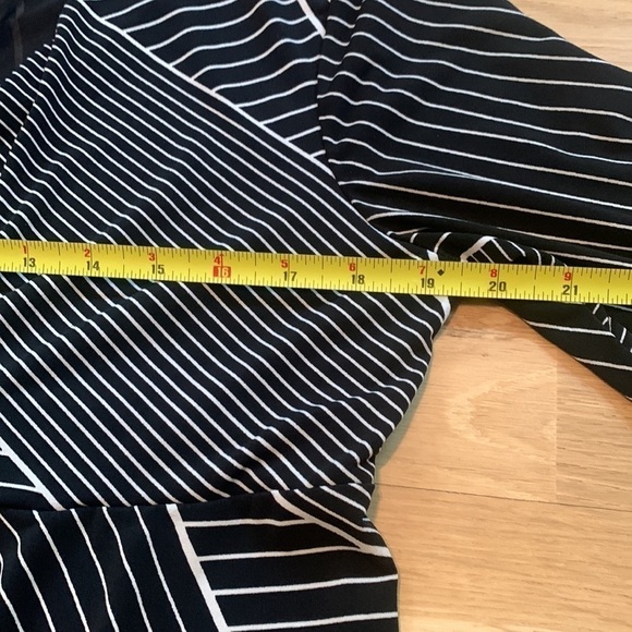 DAISY Fuentes Long Sleeve Striped Blouse w/ Mesh V-Neck Black & White Women’s XL - Picture 11 of 16